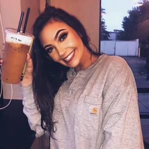 Meet your Posher, Hollie